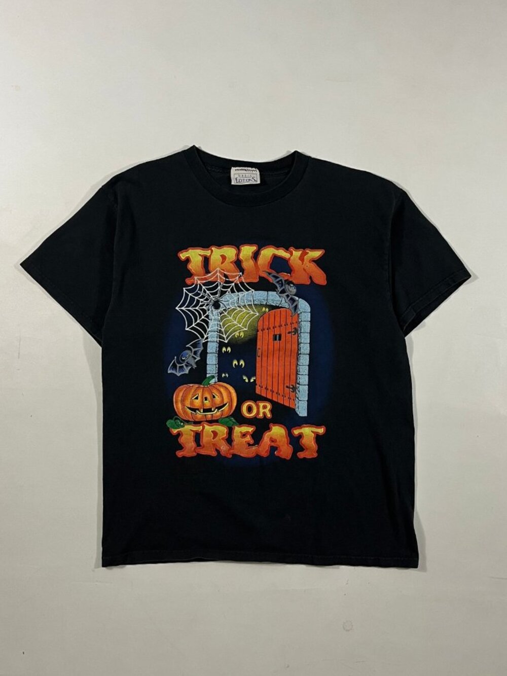 Vintage Y2K Basic Editions Trick or Treat Halloween Pumpkin Graphic Tee